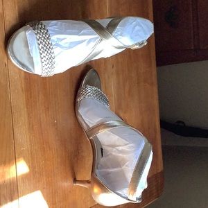 LAST CHANCE!! Nine West Gold kitten heel dress sandals size 7M